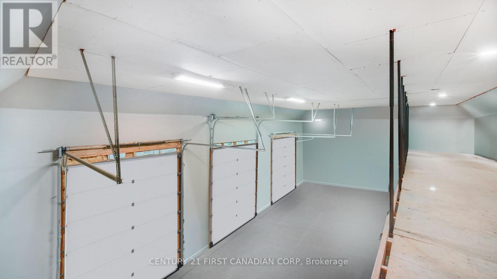 1659 Hamilton Road, London South (South U), ON - Indoor Photo Showing Garage