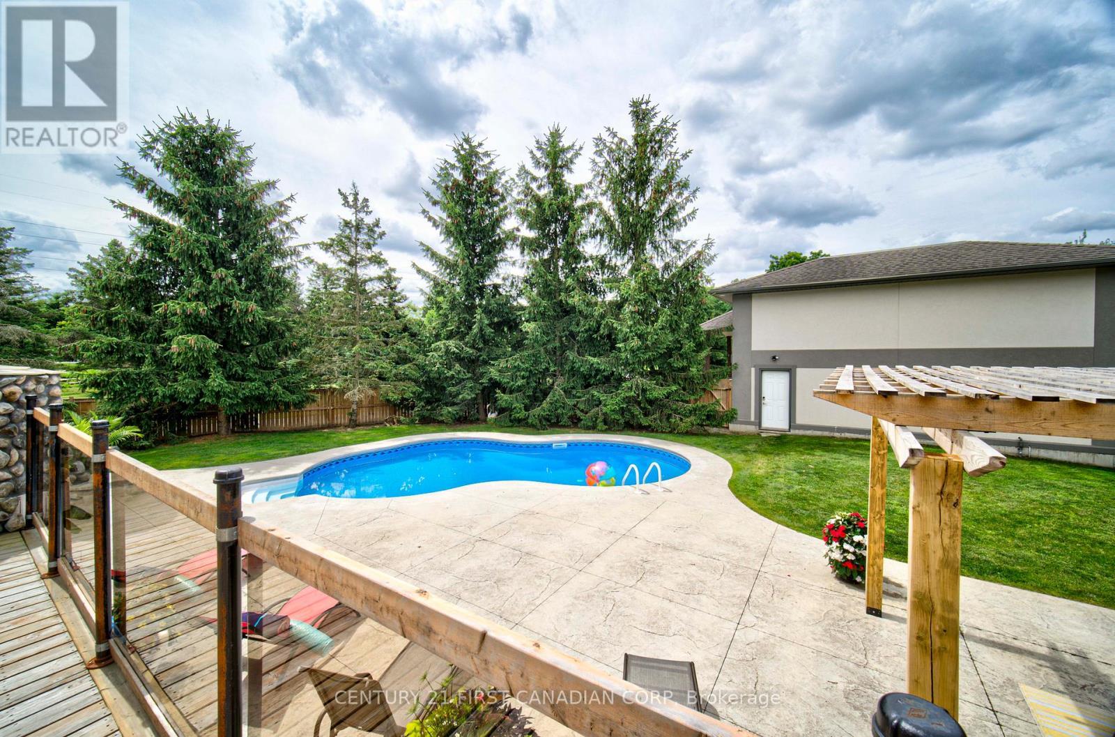 1659 Hamilton Road, London South (South U), ON - Outdoor With In Ground Pool