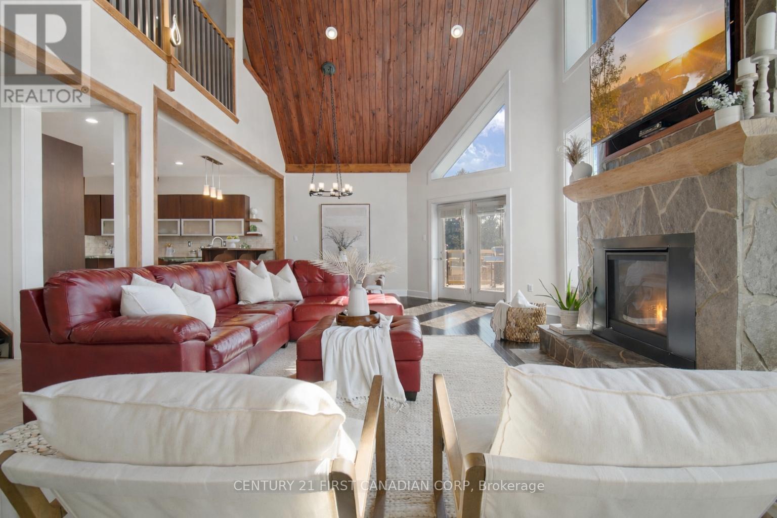 1659 Hamilton Road, London South (South U), ON - Indoor Photo Showing Living Room With Fireplace