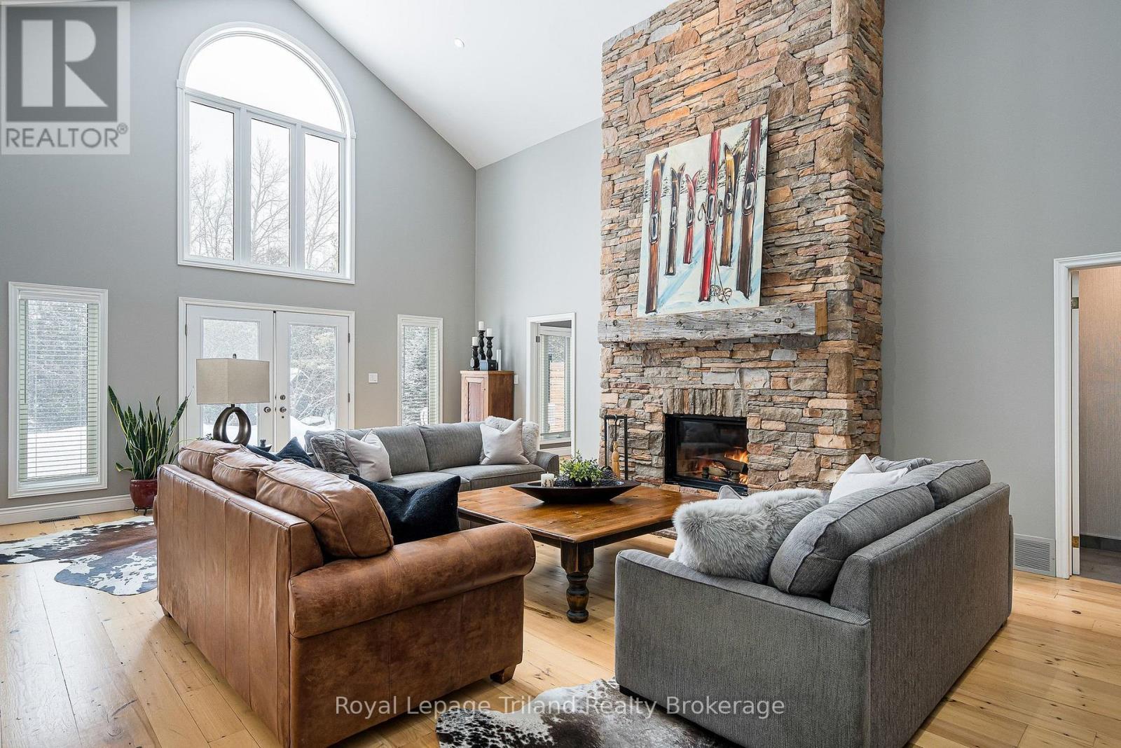 Impressive 18'8 cathedral ceilings - 19 Trails End, Collingwood, ON