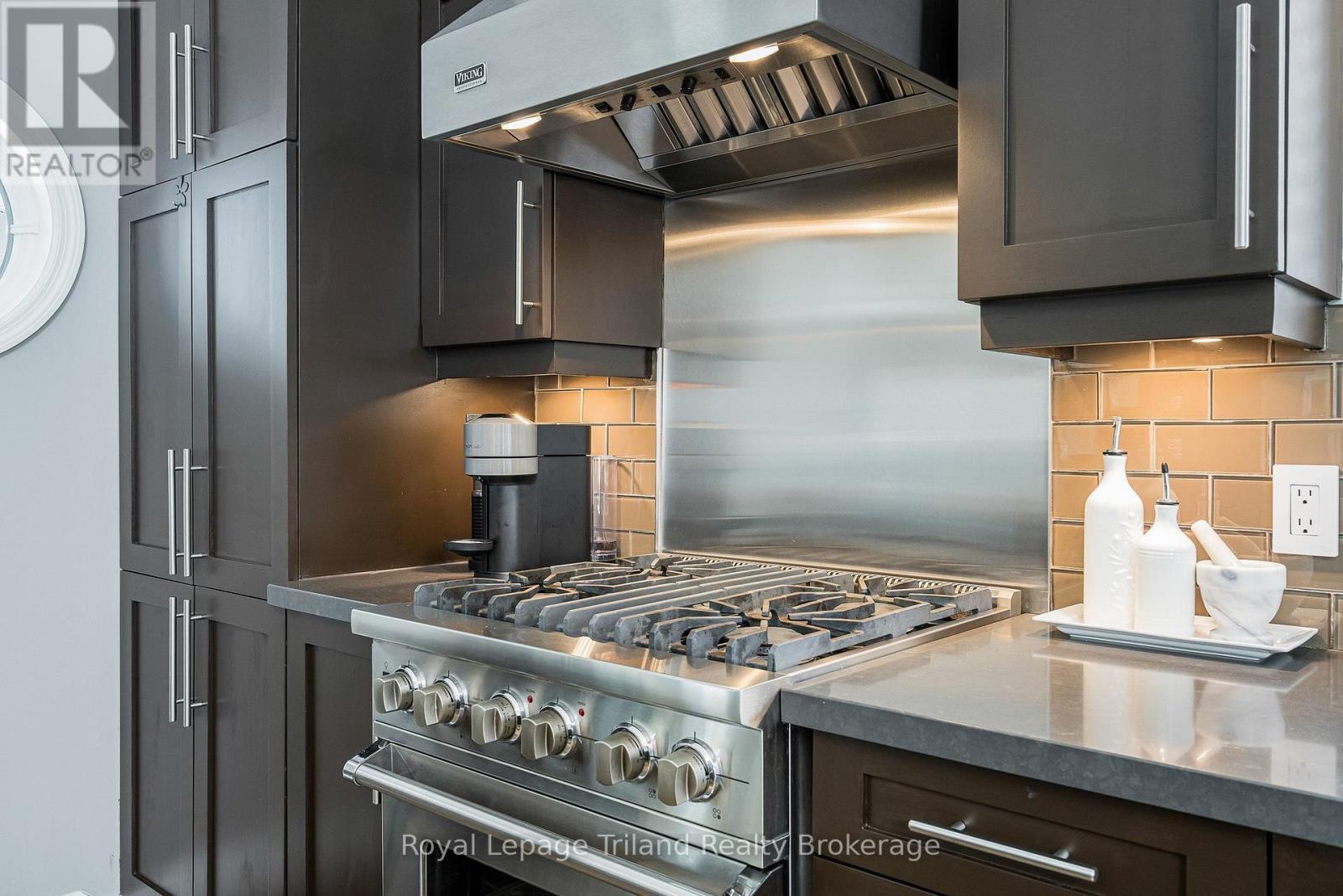 Viking Professional gas range for your inner chef - 19 Trails End, Collingwood, ON