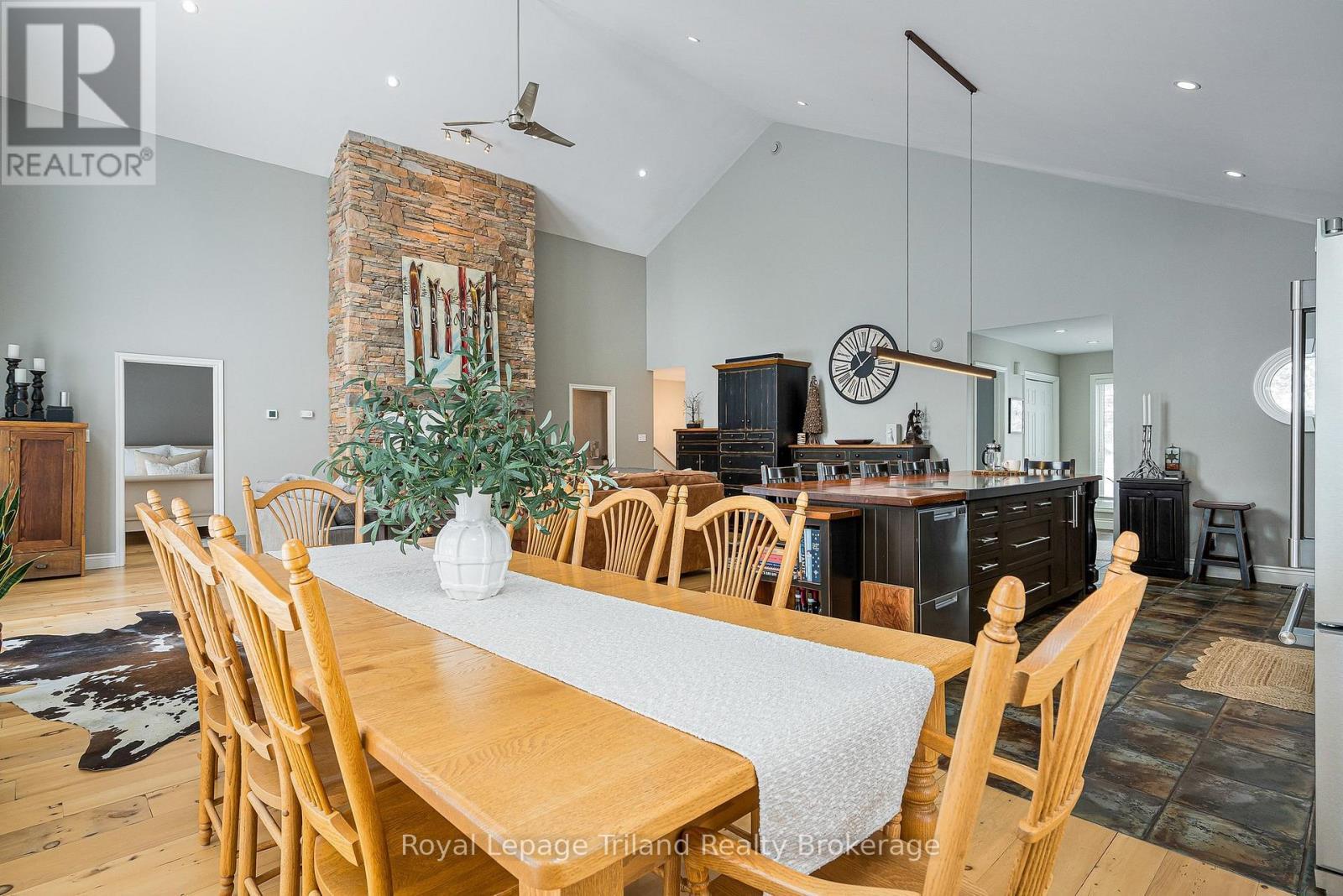 The dining area flows seamlessly with the kitchen - 19 Trails End, Collingwood, ON