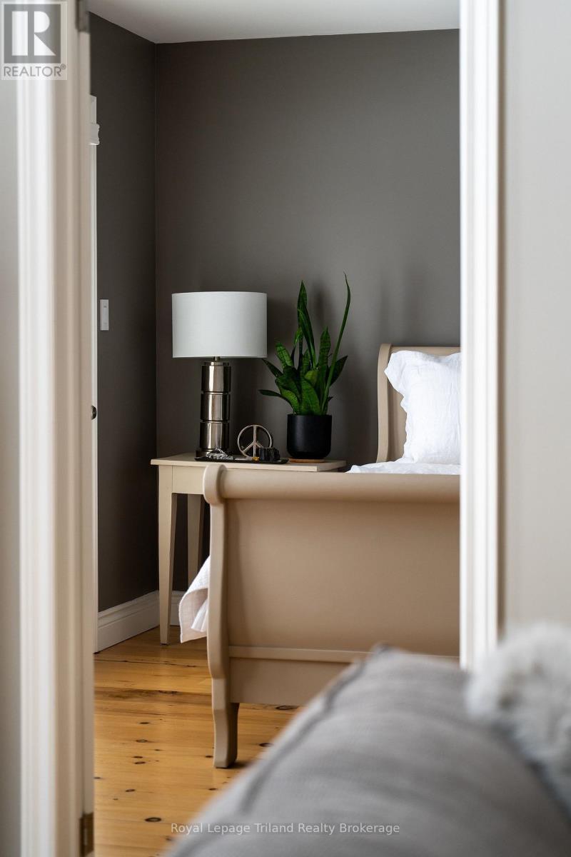 Main-floor living includes a spacious primary - 19 Trails End, Collingwood, ON