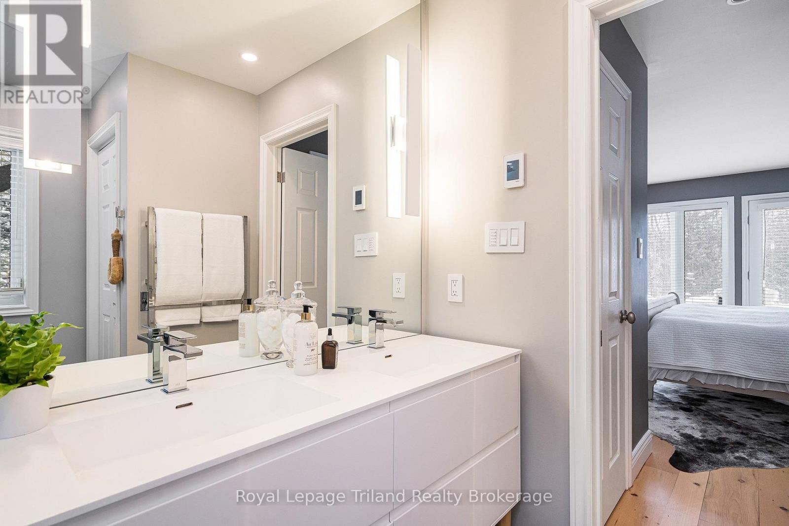 Tastefully renovated 4-piece ensuite - 19 Trails End, Collingwood, ON