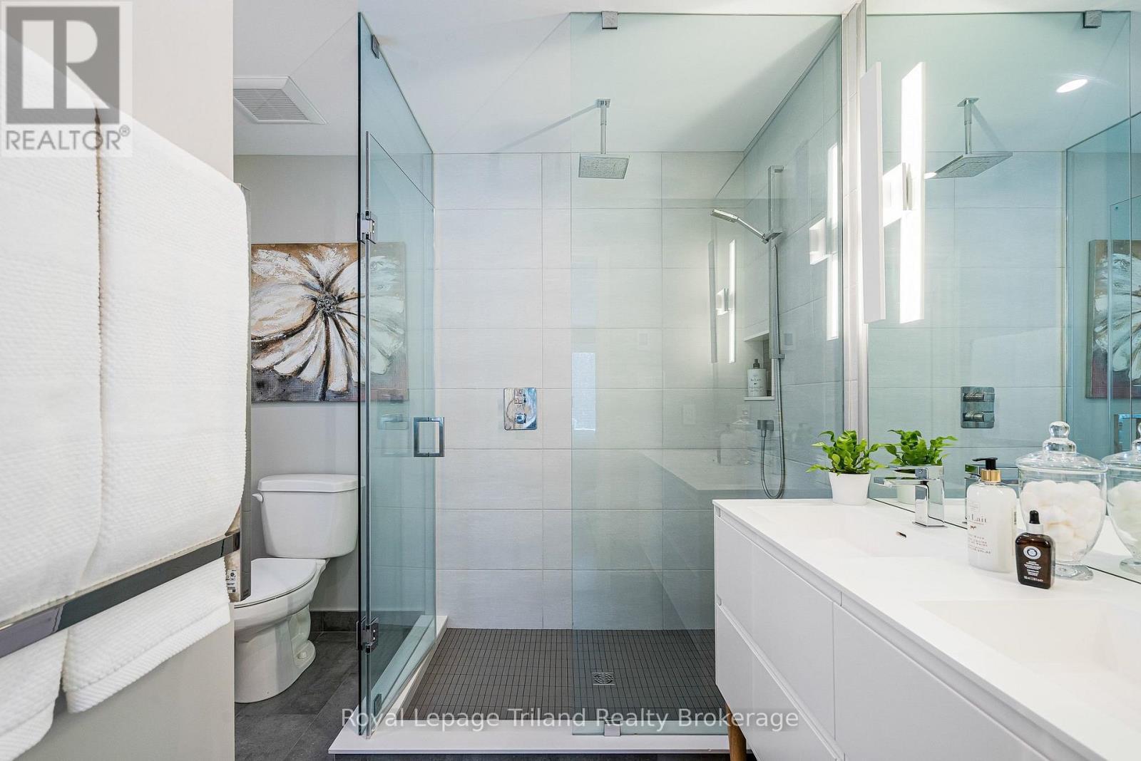 Heated floors, towel warmer & frameless shower - 19 Trails End, Collingwood, ON