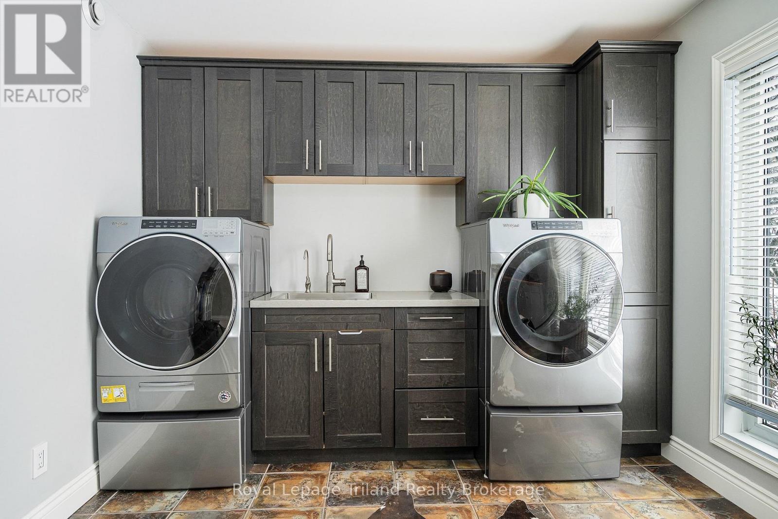 Built ins & quartz counters in main floor laundry - 19 Trails End, Collingwood, ON