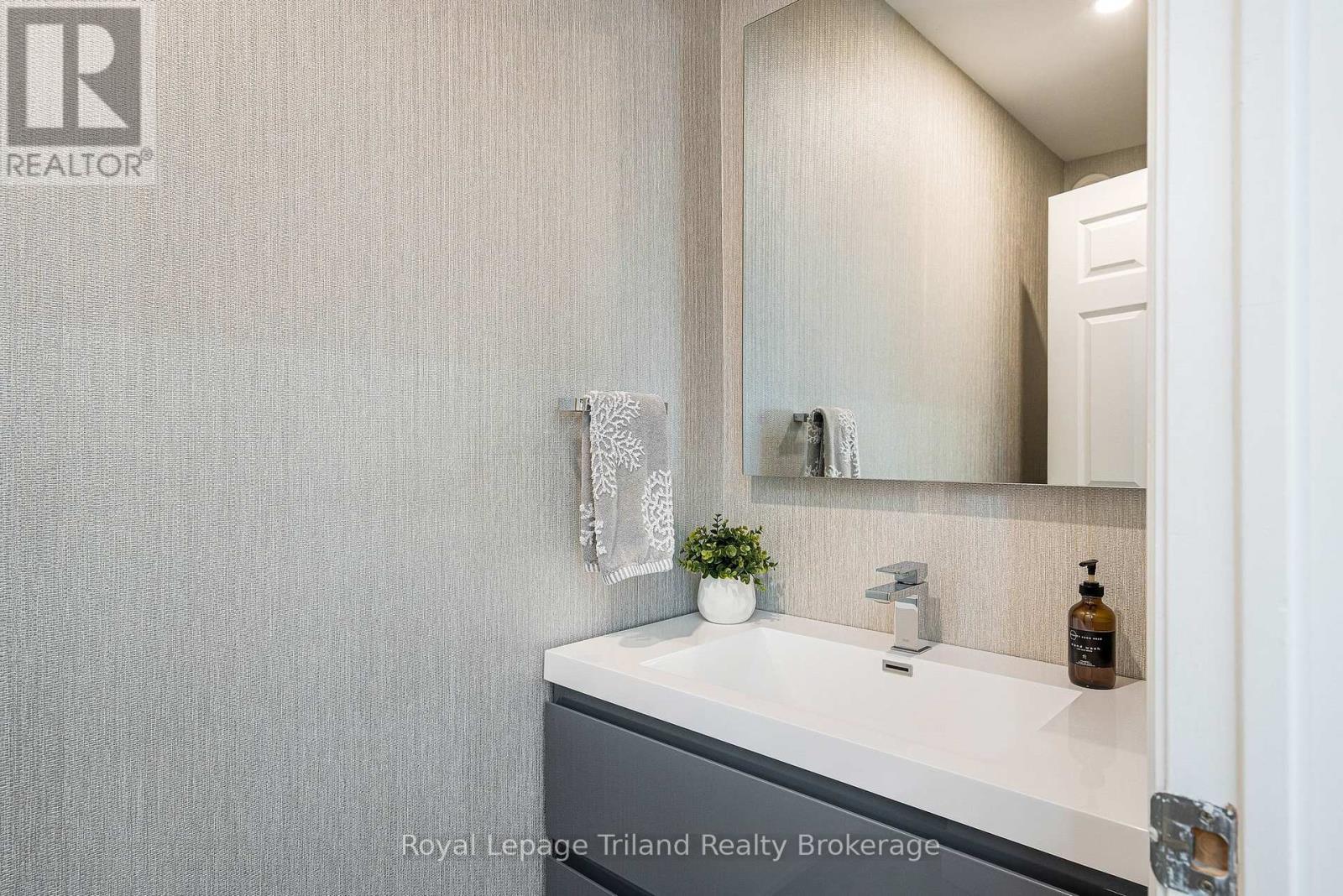 Recently updated main floor powder room - 19 Trails End, Collingwood, ON