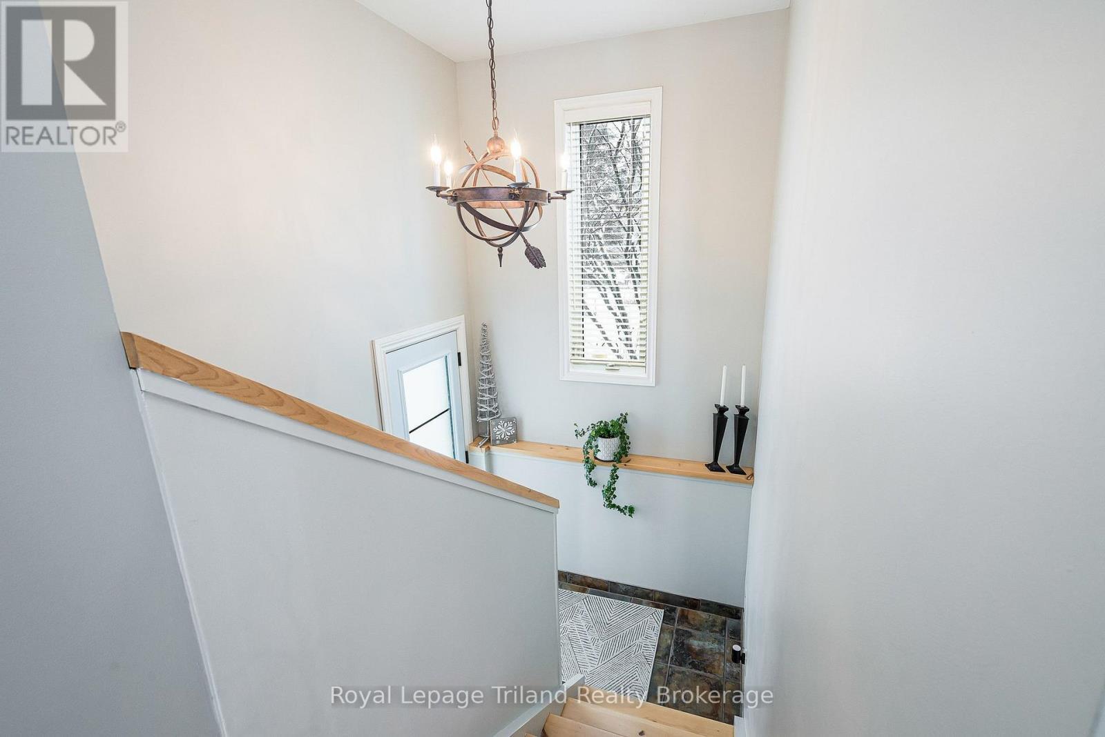 Private entrance to covered side porch & lwr lvl - 19 Trails End, Collingwood, ON