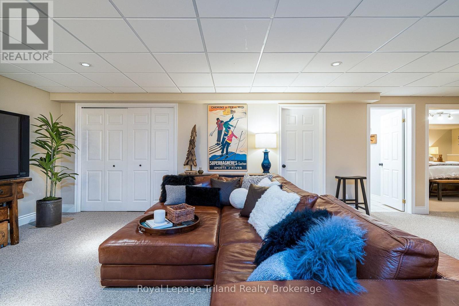 Pot lights, newer carpet & ample storage here - 19 Trails End, Collingwood, ON