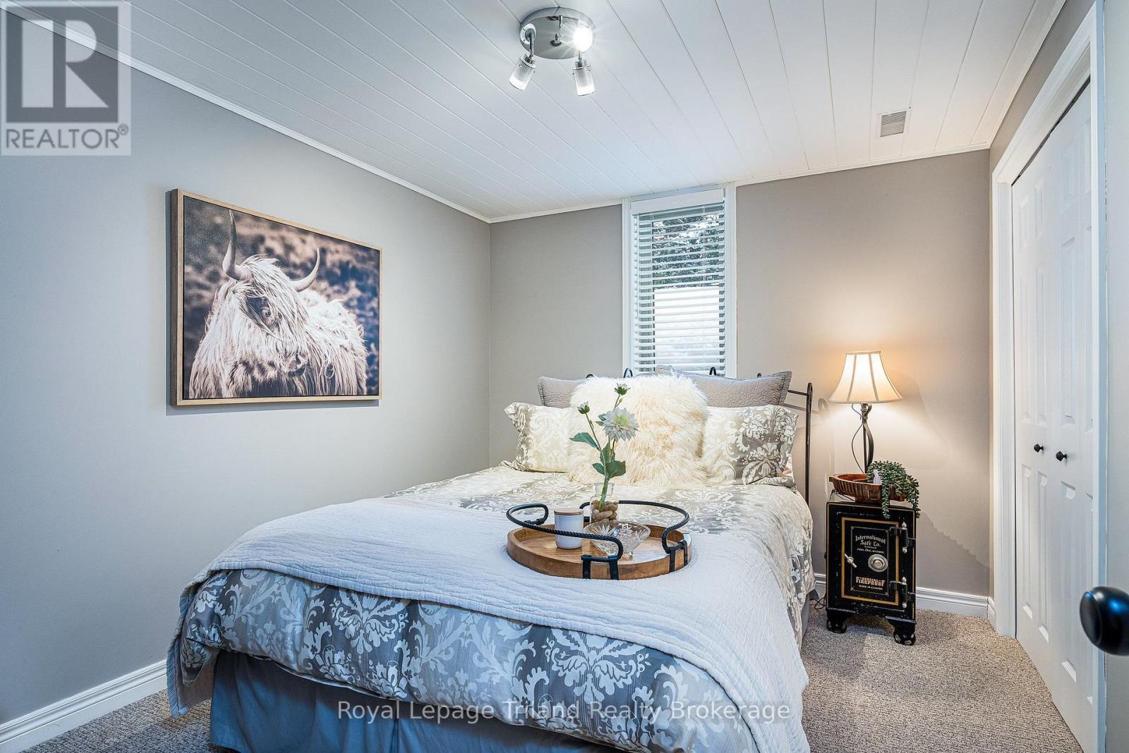 Bedroom 2 - Queen size bed - 19 Trails End, Collingwood, ON