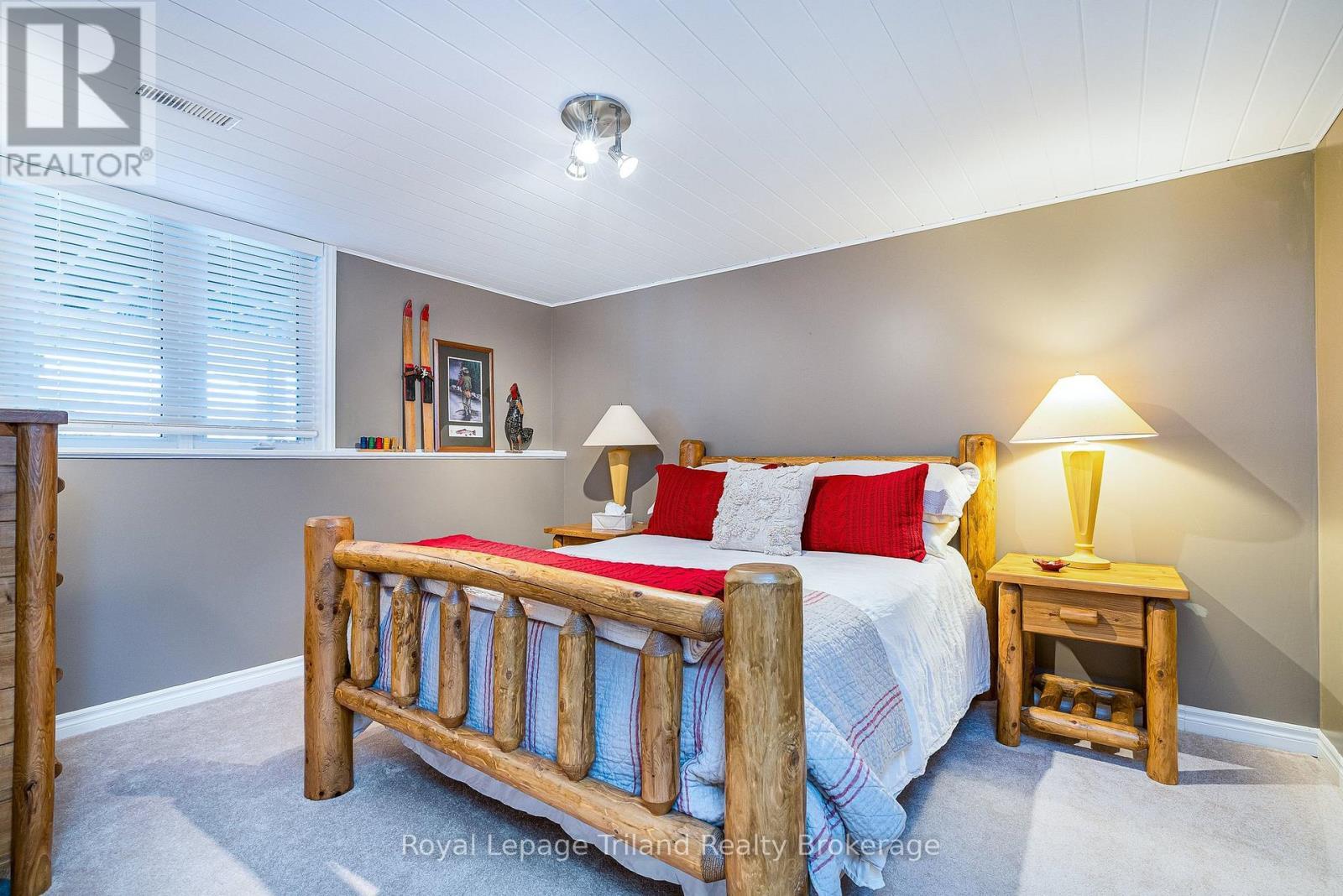 Bedroom 3 - Queen size bed with room for a King! - 19 Trails End, Collingwood, ON