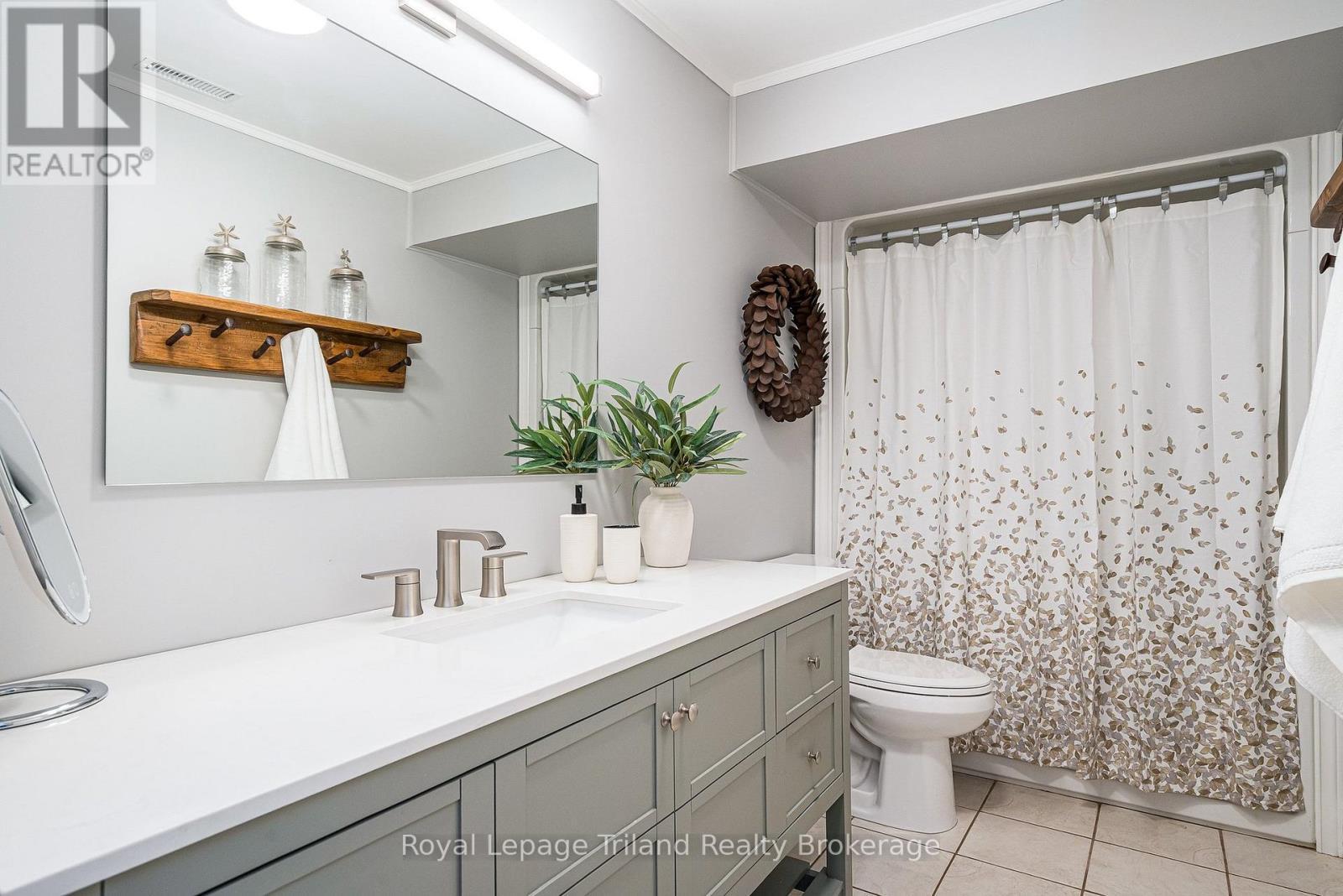 Fresh, updated 4-piece lower bath - 19 Trails End, Collingwood, ON