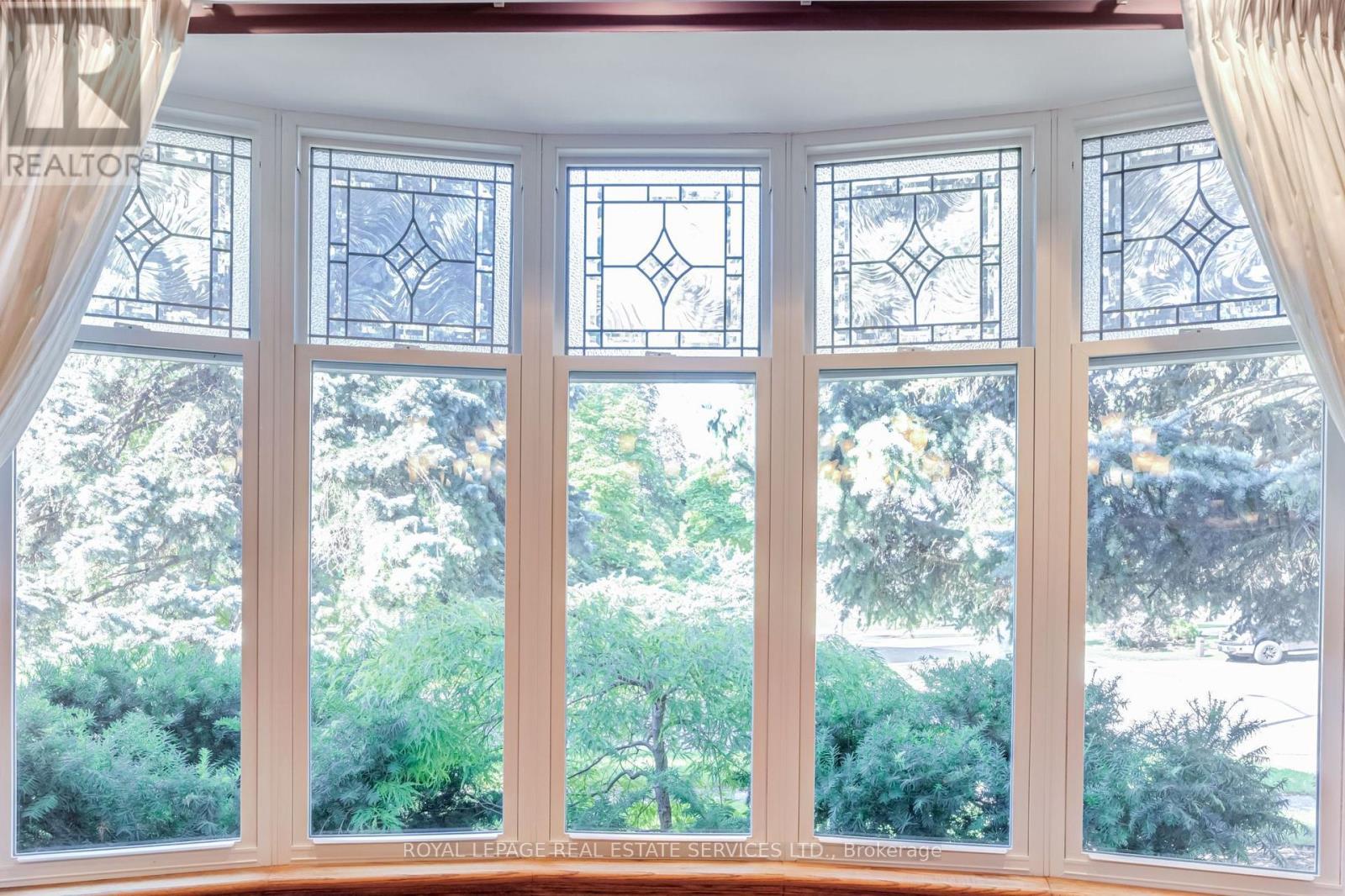 Beautiful dining room window - 716 Cameron Court, Mississauga, ON - Indoor Photo Showing Other Room