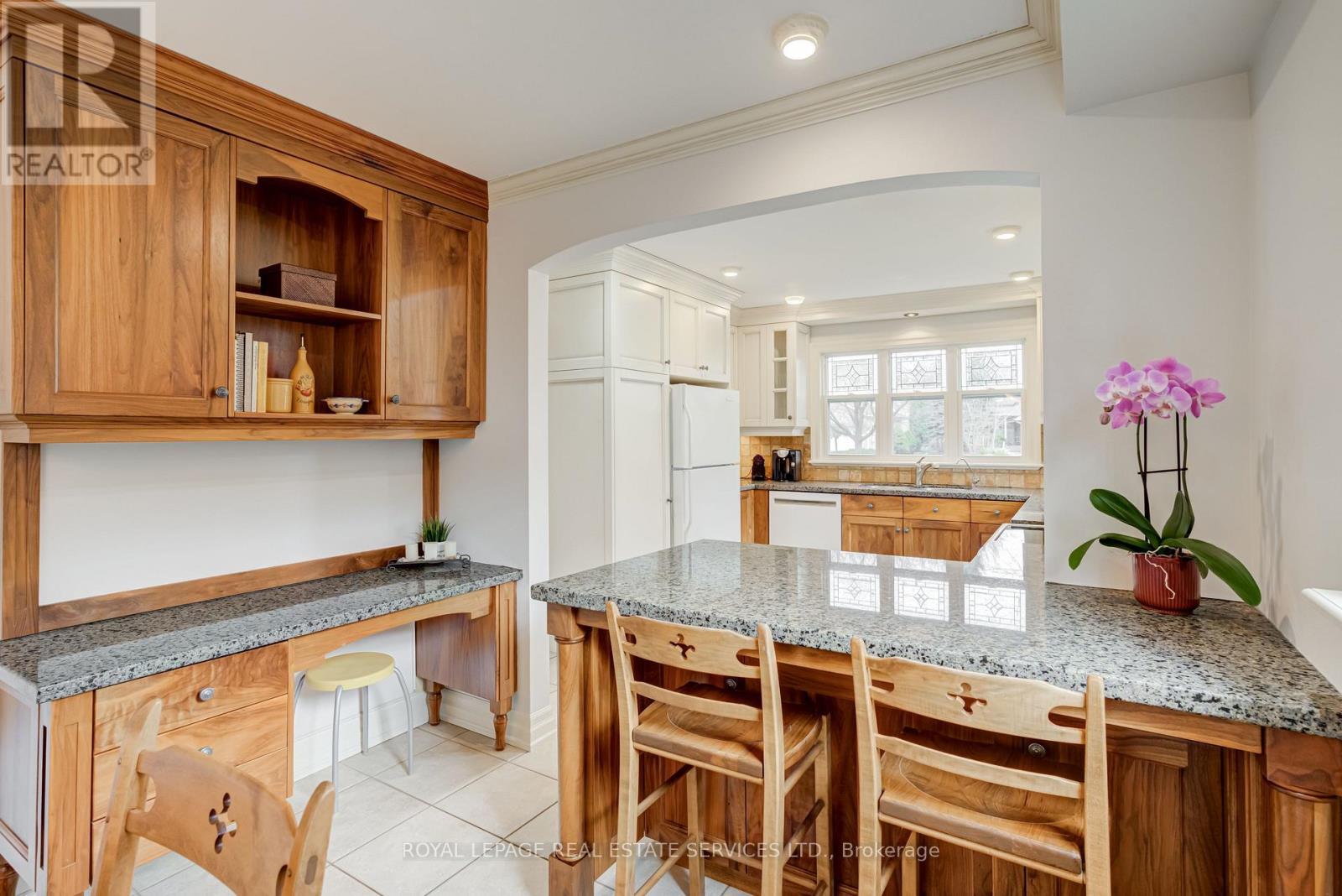 Breakfast bar and built in desk - 716 Cameron Court, Mississauga, ON - Indoor