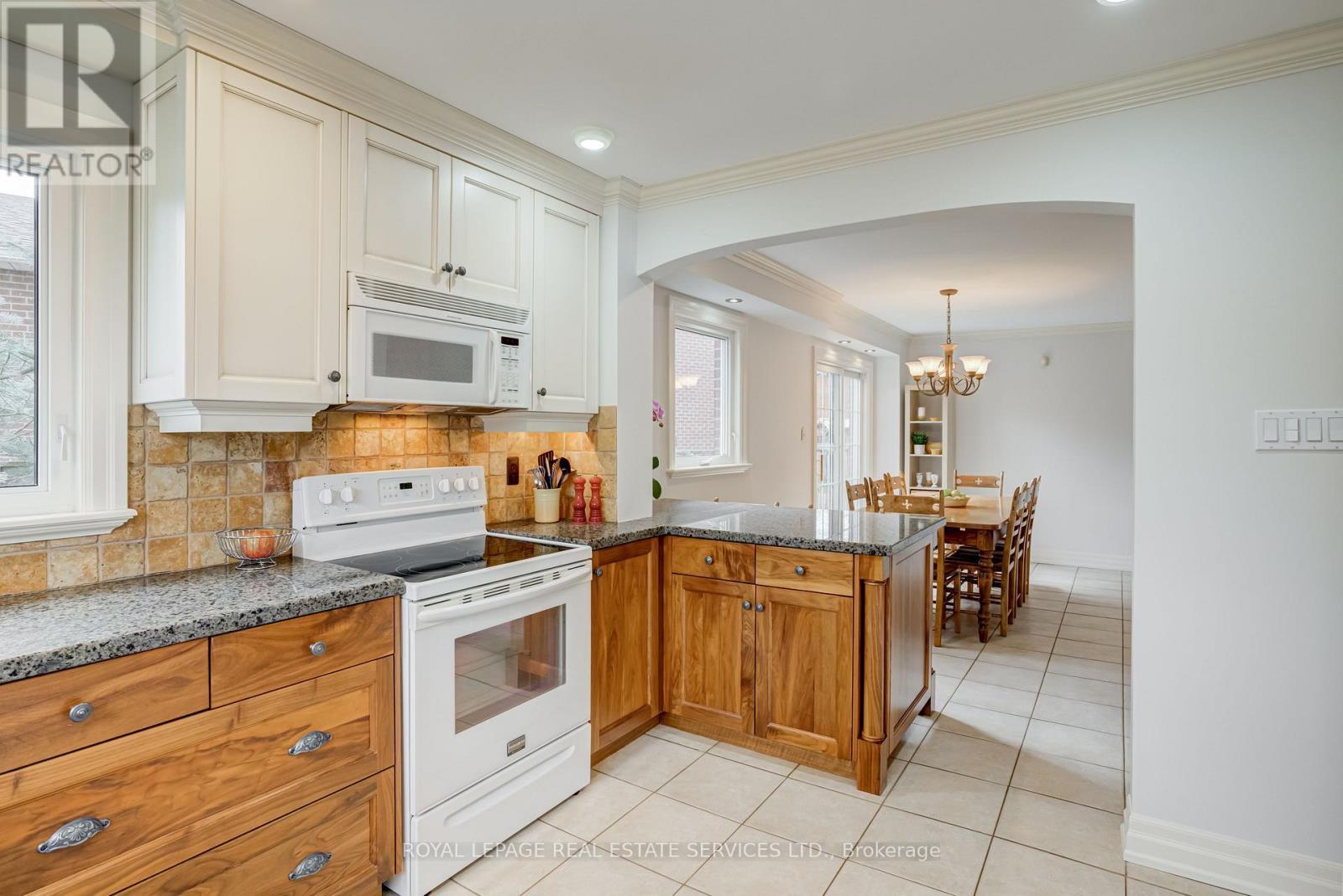 Family sized with huge eating area - 716 Cameron Court, Mississauga, ON - Indoor Photo Showing Kitchen