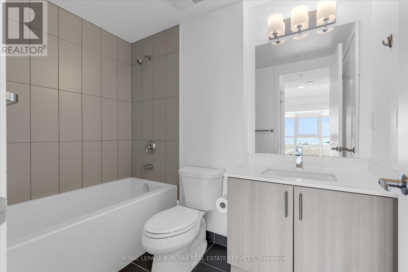 612 - 550 North Service Road N, Grimsby, ON - Indoor Photo Showing Bathroom
