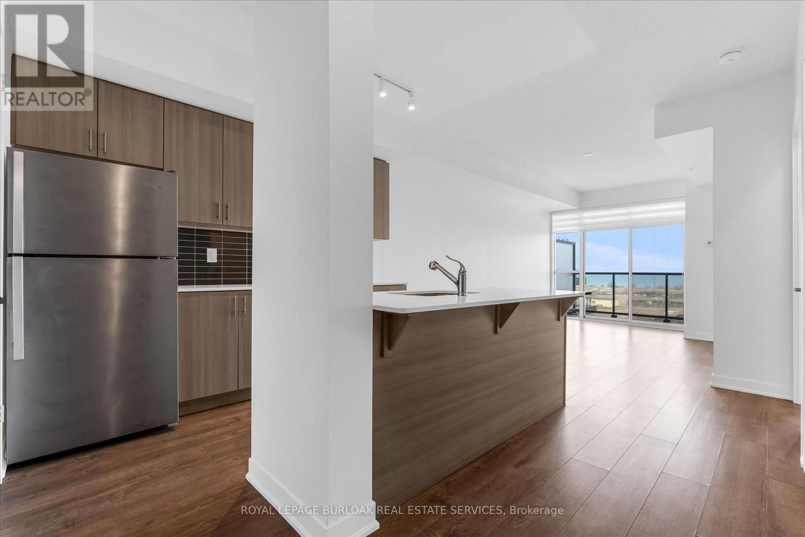 612 - 550 North Service Road N, Grimsby, ON - Indoor Photo Showing Kitchen With Stainless Steel Kitchen