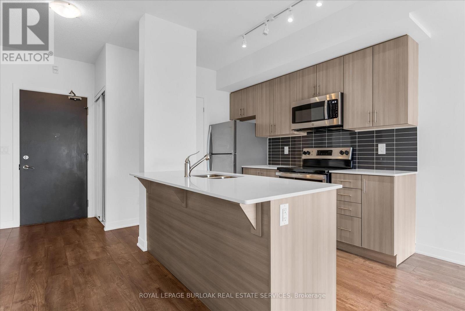 612 - 550 North Service Road N, Grimsby, ON - Indoor Photo Showing Kitchen With Stainless Steel Kitchen