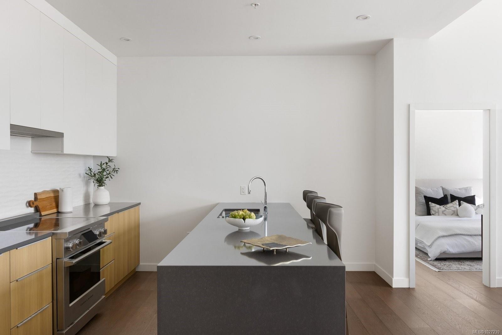#401-9570 Fifth St, Sidney, BC - Indoor Photo Showing Kitchen