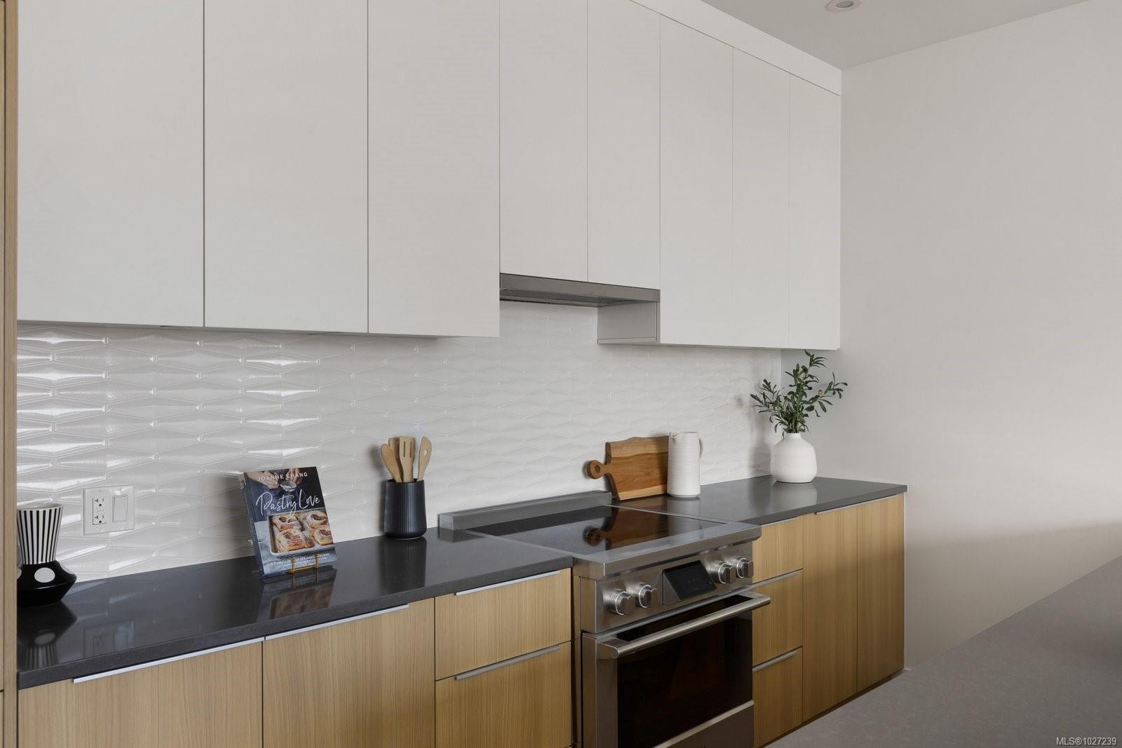 #401-9570 Fifth St, Sidney, BC - Indoor