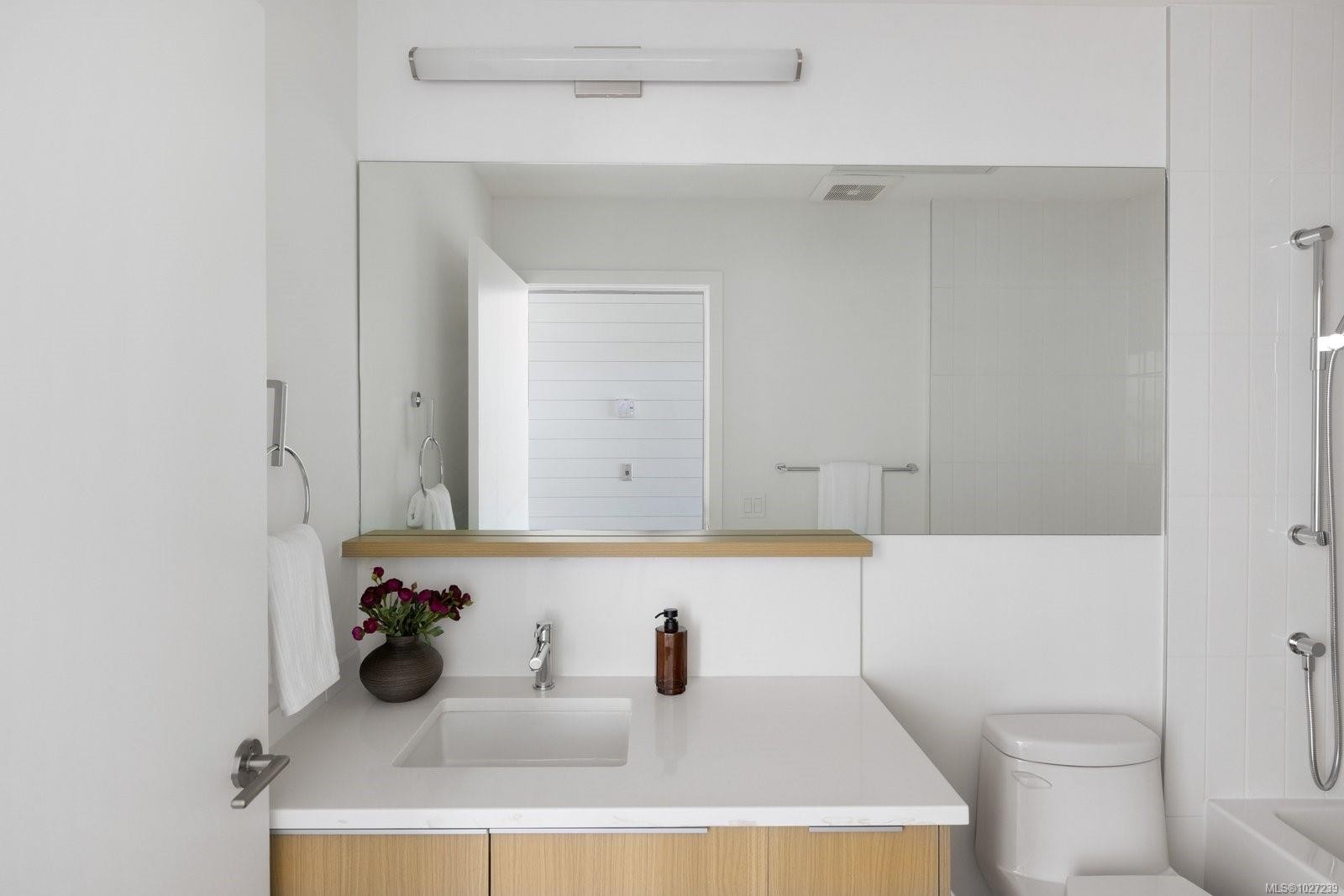 #401-9570 Fifth St, Sidney, BC - Indoor Photo Showing Bathroom