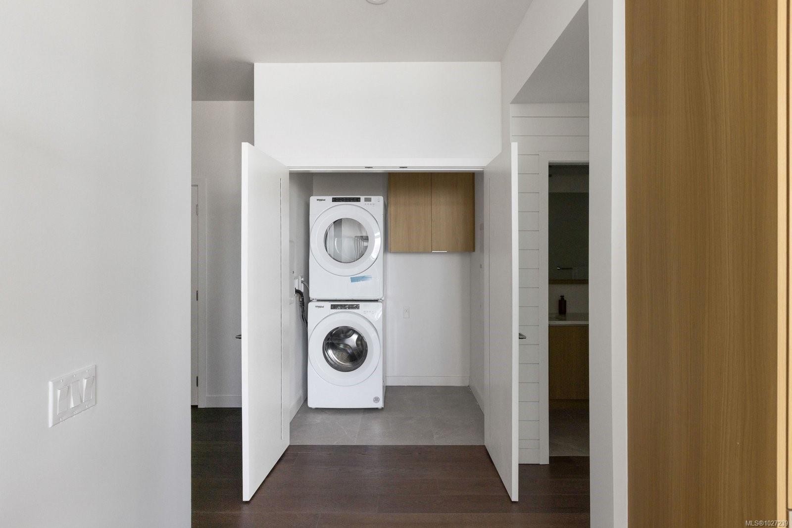 #401-9570 Fifth St, Sidney, BC - Indoor Photo Showing Laundry Room