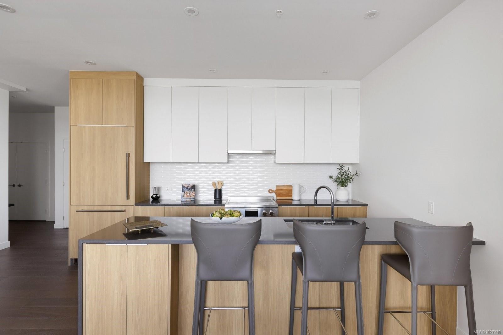#401-9570 Fifth St, Sidney, BC - Indoor Photo Showing Kitchen