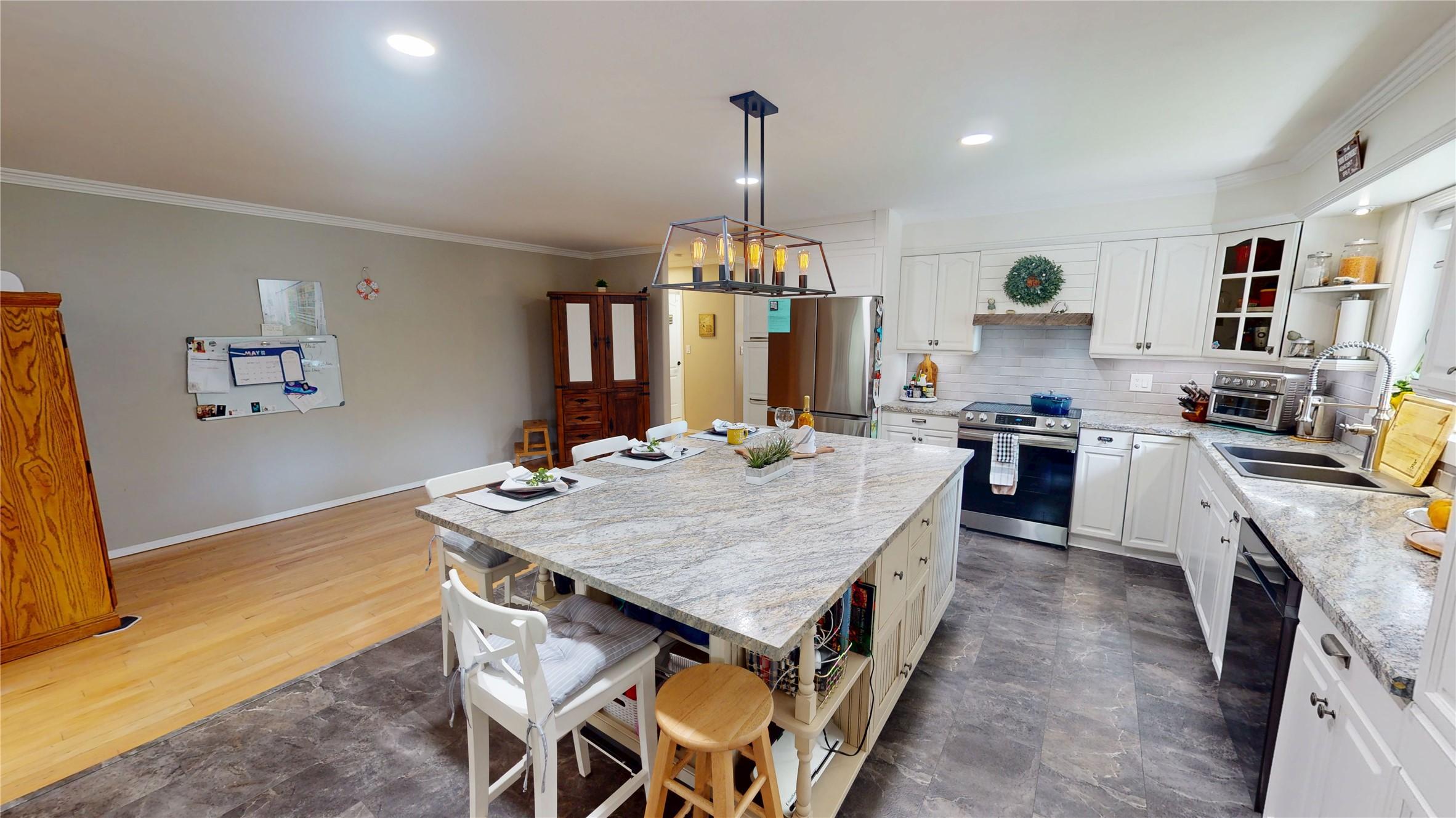 1857 Harris Road, Cranbrook, BC - Indoor Photo Showing Kitchen With Upgraded Kitchen