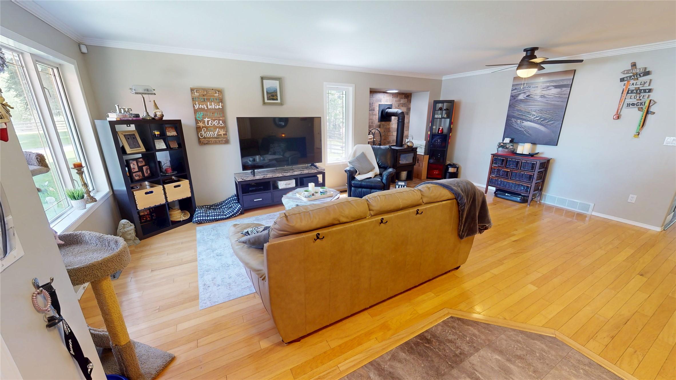 1857 Harris Road, Cranbrook, BC - Indoor Photo Showing Living Room