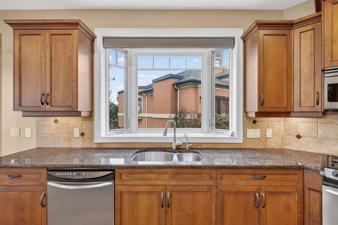 111-1910 Capistrano Drive, Kelowna, BC - Indoor Photo Showing Kitchen With Double Sink