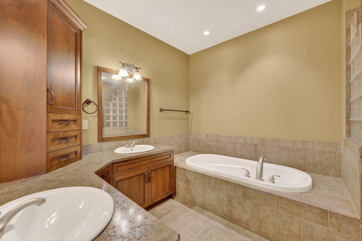 111-1910 Capistrano Drive, Kelowna, BC - Indoor Photo Showing Bathroom