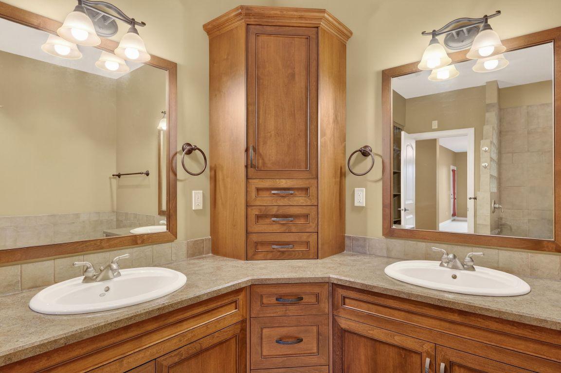 111-1910 Capistrano Drive, Kelowna, BC - Indoor Photo Showing Bathroom