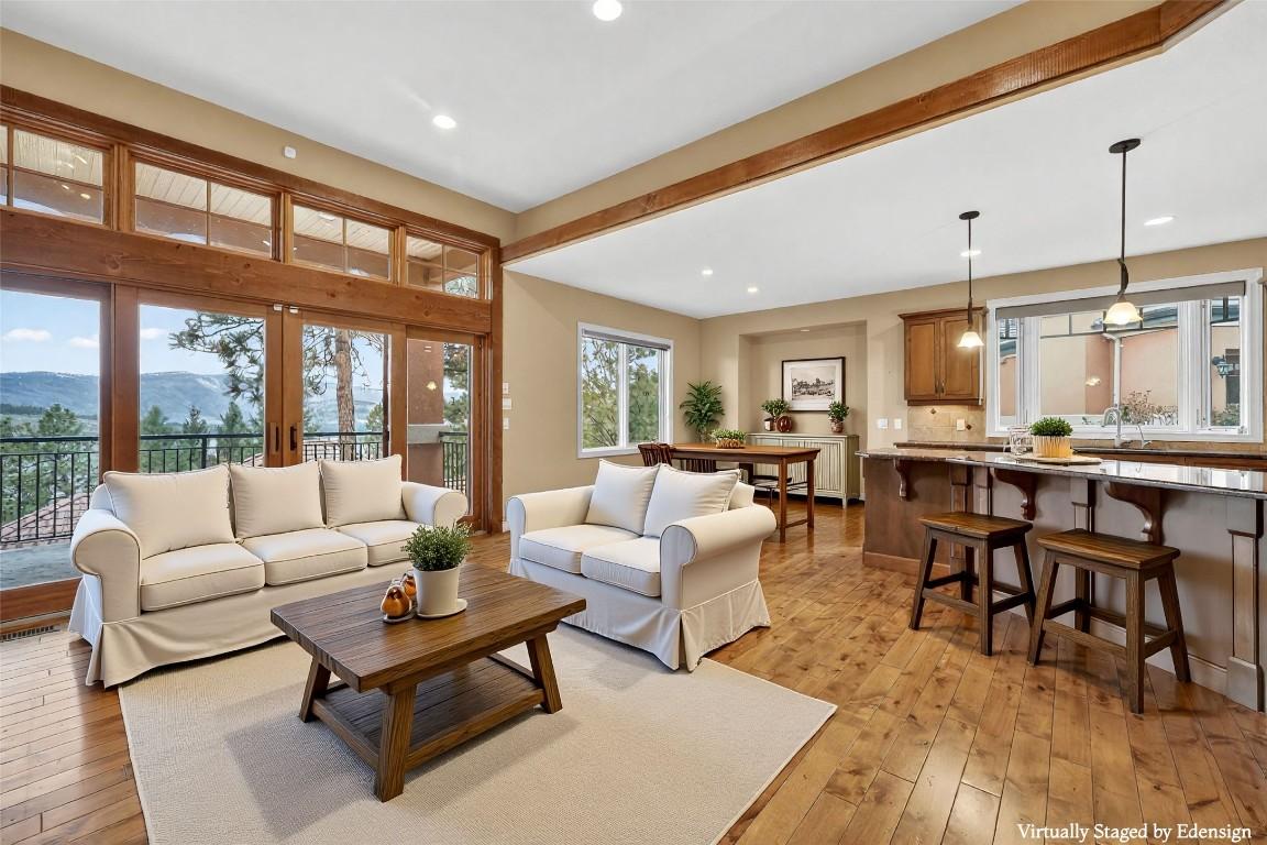 111-1910 Capistrano Drive, Kelowna, BC - Indoor Photo Showing Living Room