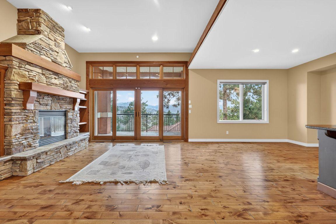 111-1910 Capistrano Drive, Kelowna, BC - Indoor With Fireplace