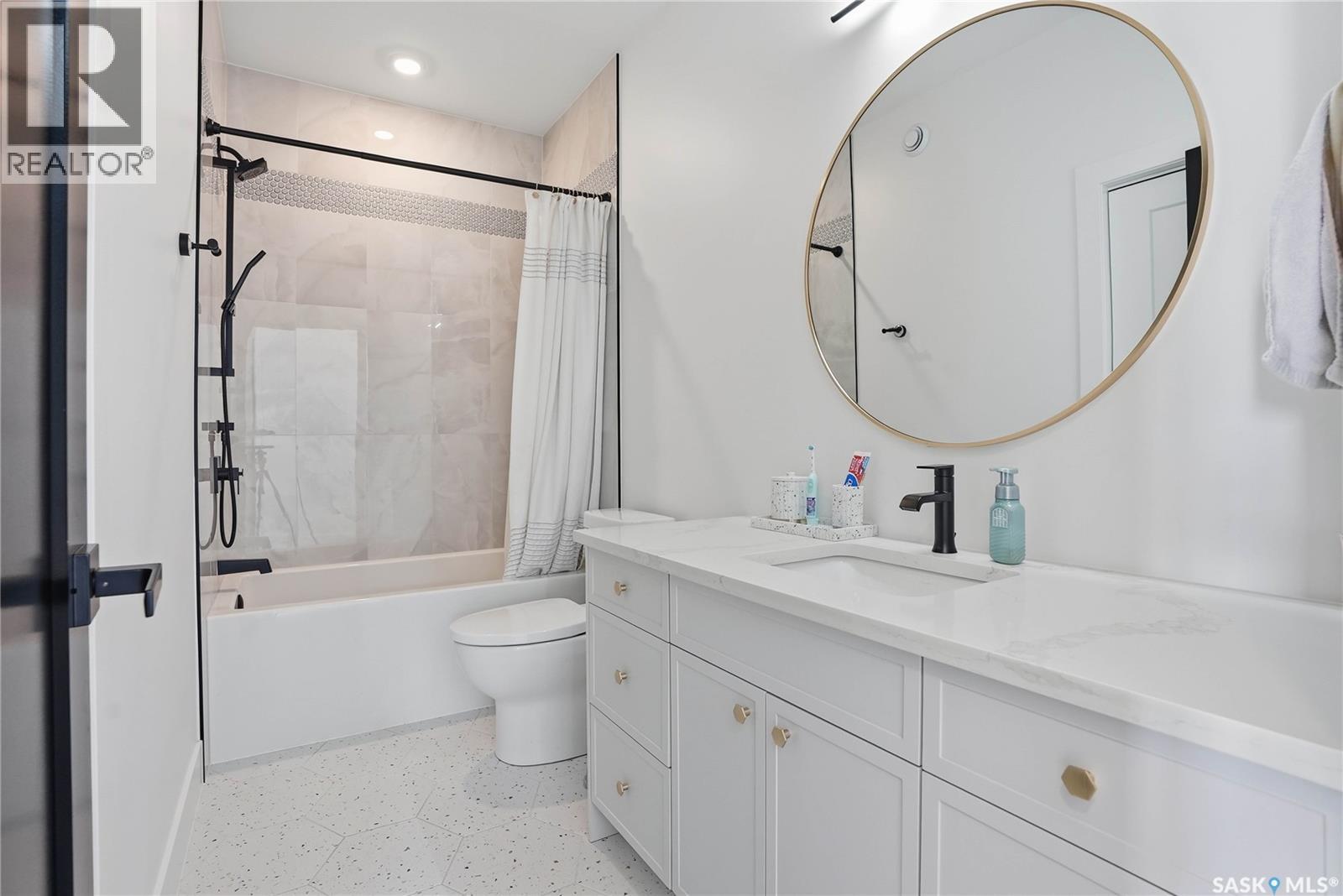 139 Woolf Bend, Saskatoon, SK - Indoor Photo Showing Bathroom