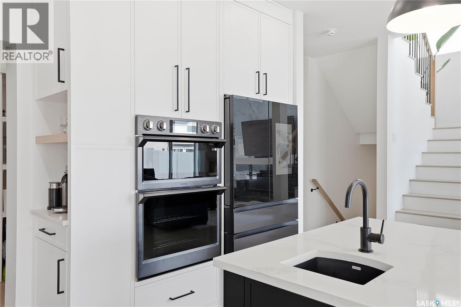 139 Woolf Bend, Saskatoon, SK - Indoor Photo Showing Kitchen With Upgraded Kitchen