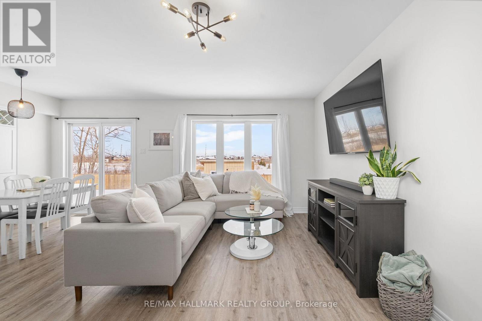 71 Mcphail Road, Carleton Place, ON - Indoor Photo Showing Living Room