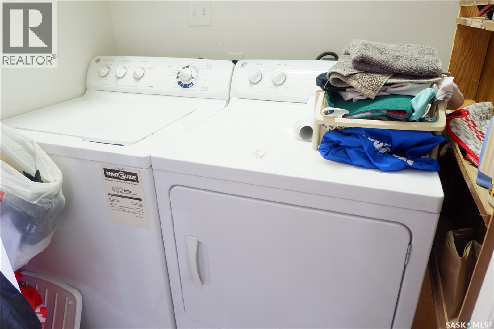 529 6Th Avenue E, Assiniboia, SK - Indoor Photo Showing Laundry Room