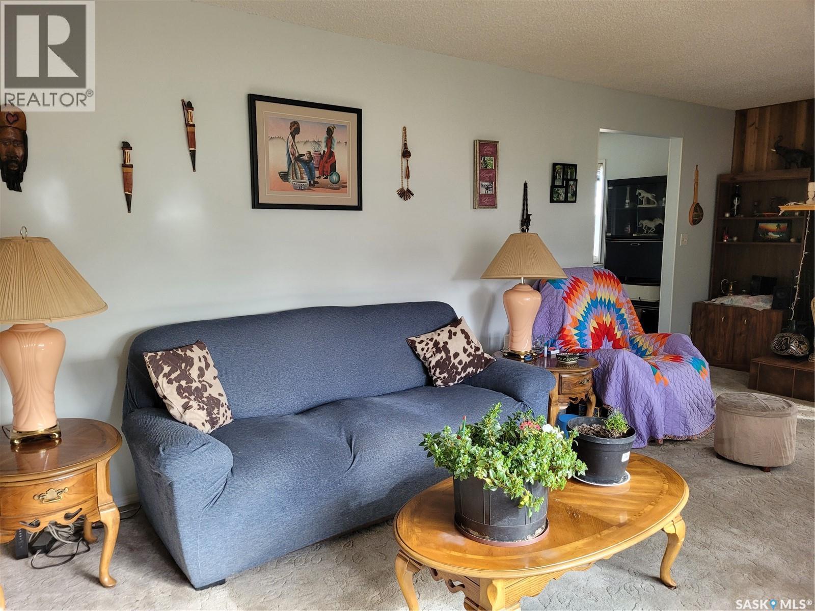 529 6Th Avenue E, Assiniboia, SK - Indoor Photo Showing Living Room