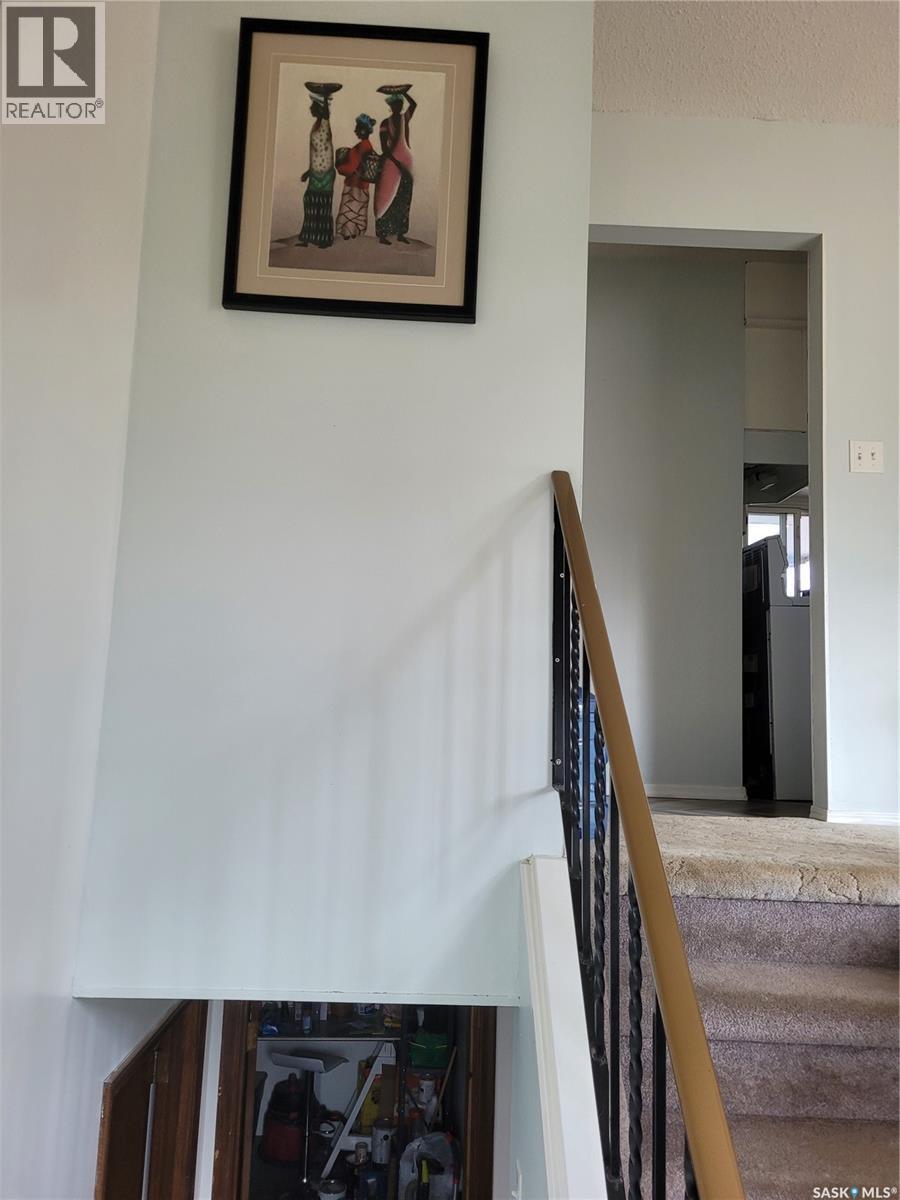 529 6Th Avenue E, Assiniboia, SK - Indoor Photo Showing Other Room