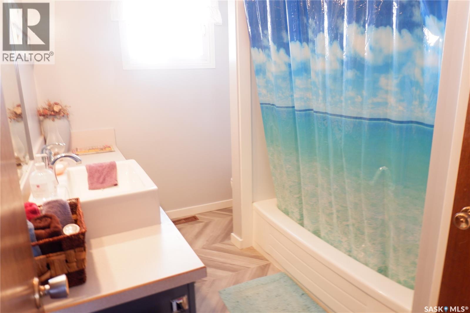 529 6Th Avenue E, Assiniboia, SK - Indoor Photo Showing Bathroom