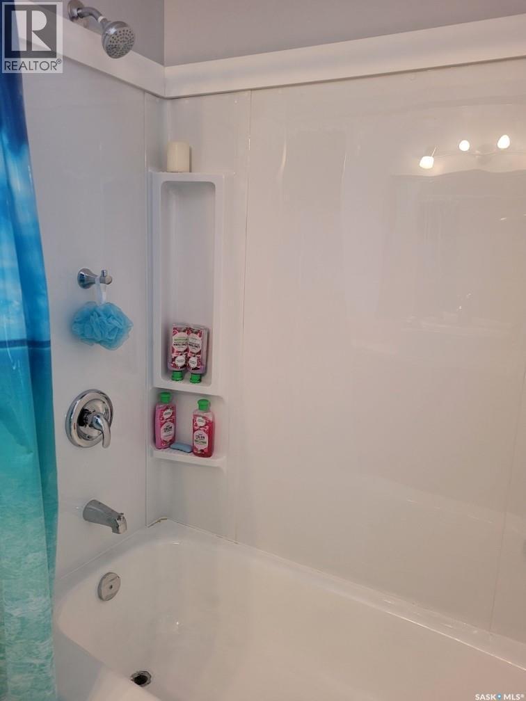 529 6Th Avenue E, Assiniboia, SK - Indoor Photo Showing Bathroom