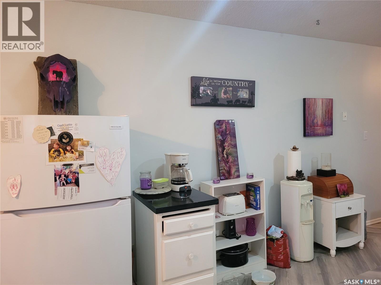 529 6Th Avenue E, Assiniboia, SK - Indoor Photo Showing Other Room