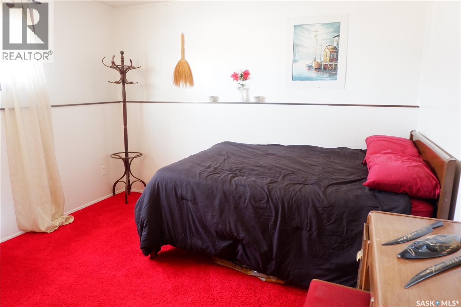 529 6Th Avenue E, Assiniboia, SK - Indoor Photo Showing Bedroom