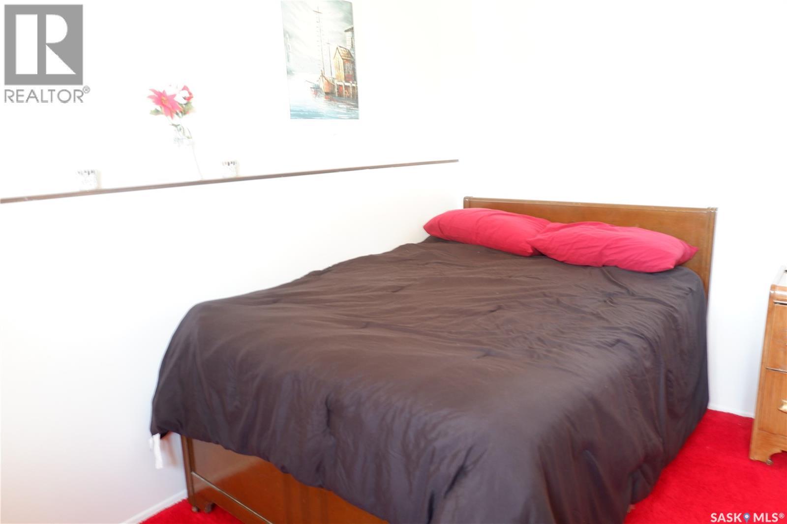 529 6Th Avenue E, Assiniboia, SK - Indoor Photo Showing Bedroom