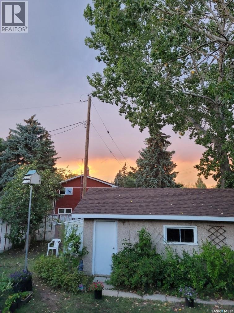 529 6Th Avenue E, Assiniboia, SK - Outdoor