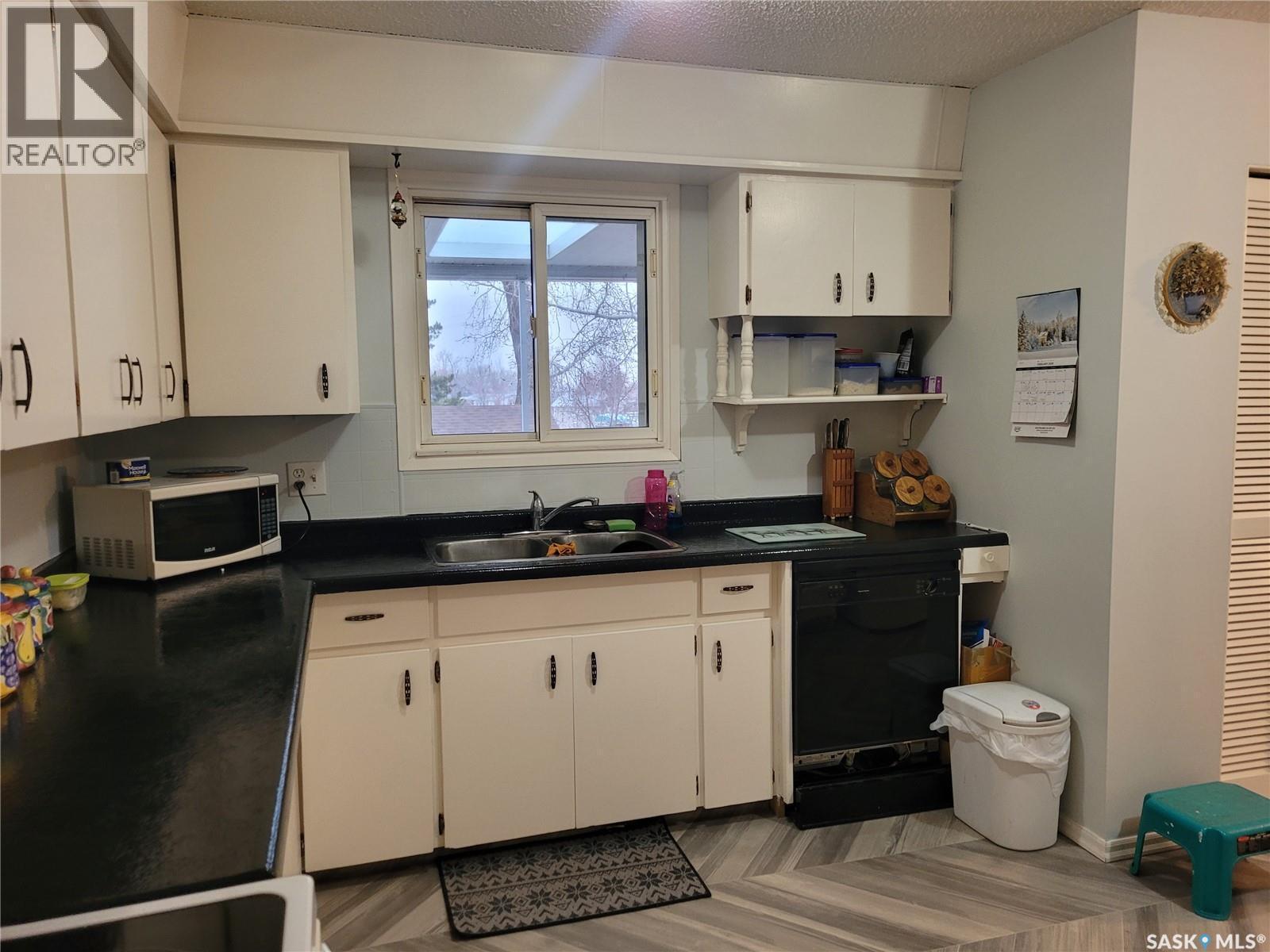 529 6Th Avenue E, Assiniboia, SK - Indoor Photo Showing Kitchen With Double Sink