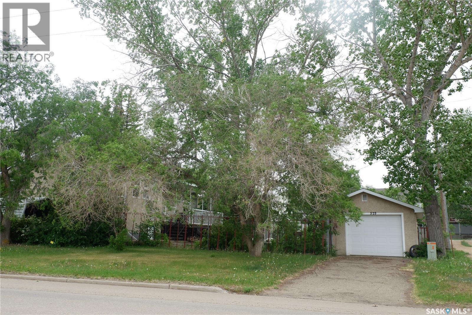 529 6Th Avenue E, Assiniboia, SK - Outdoor