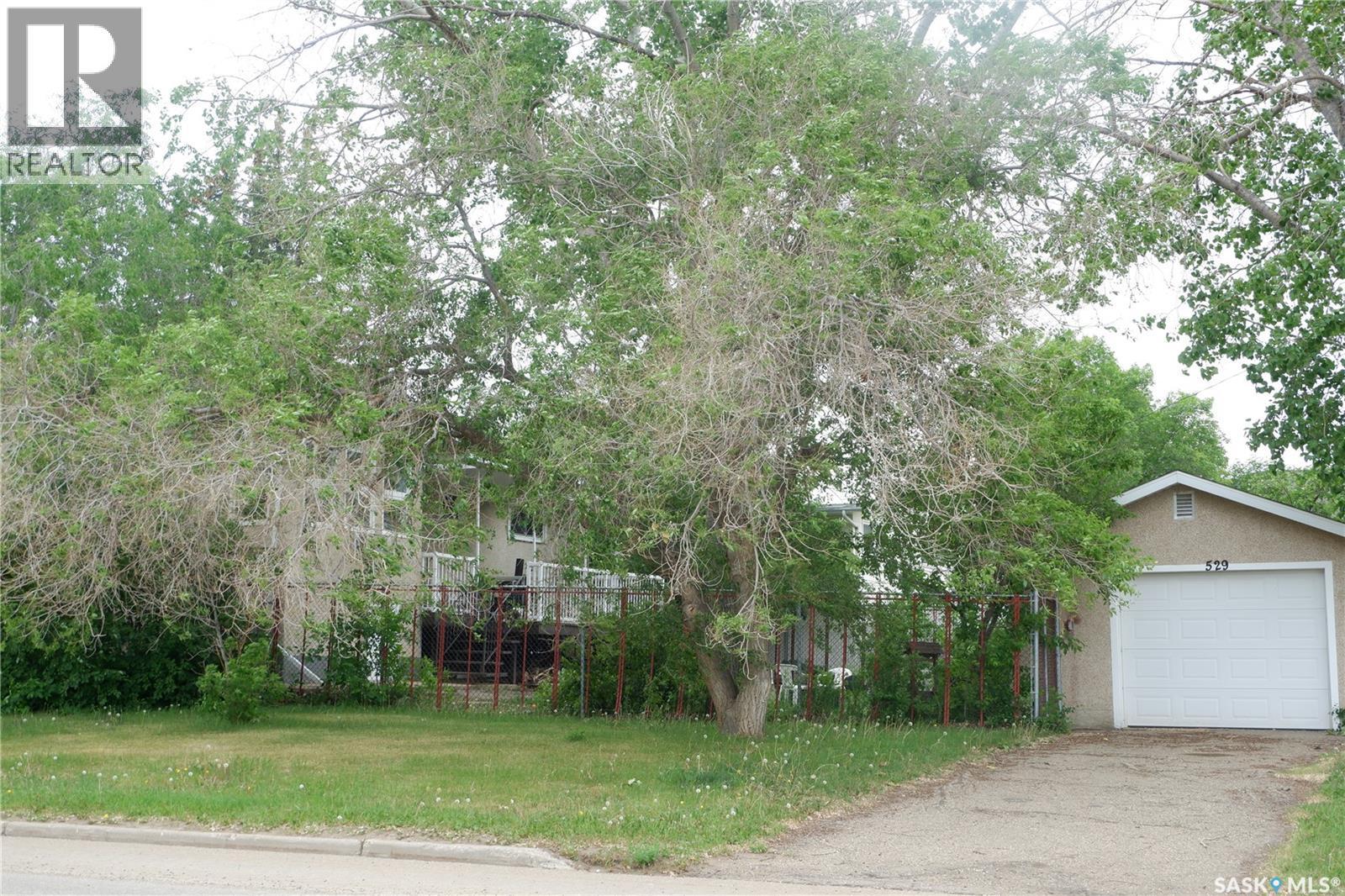 529 6Th Avenue E, Assiniboia, SK - Outdoor