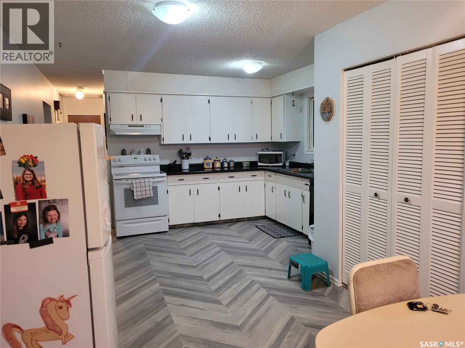 529 6Th Avenue E, Assiniboia, SK - Indoor Photo Showing Kitchen